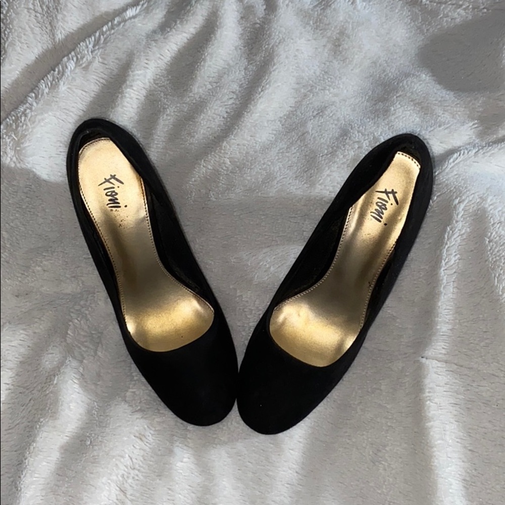 Simple black 4” heels